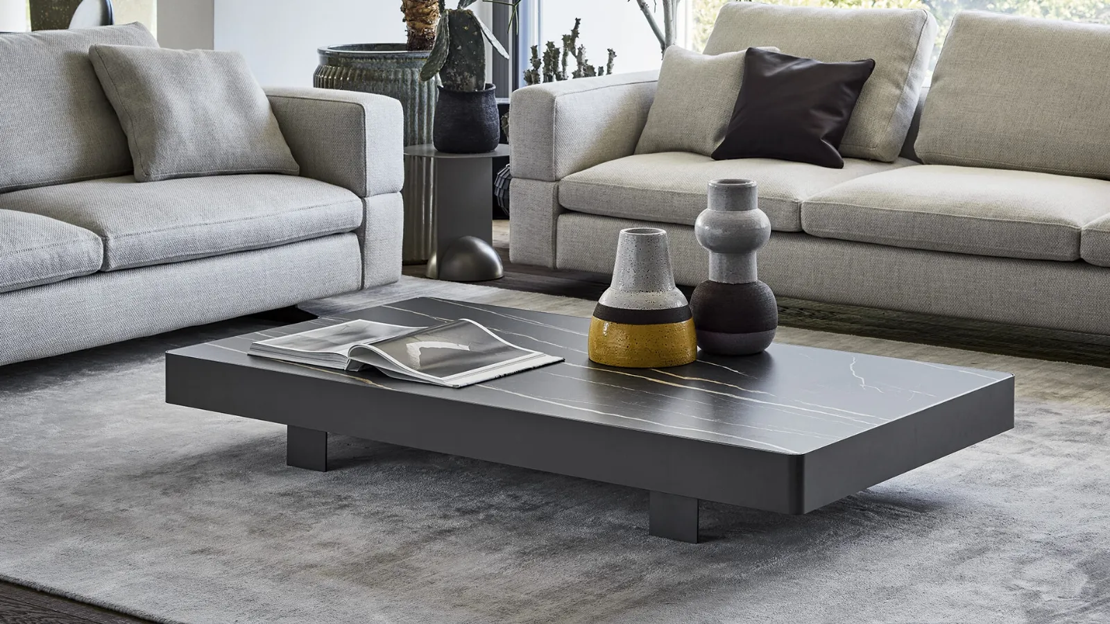 Tavolino rettangolare Jazz con top in ceramica e base in metallo di Bonaldo