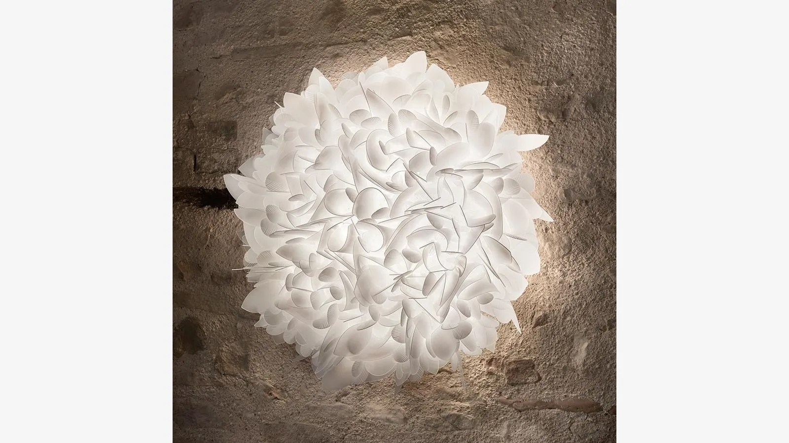 Lampada da parete realizzata a mano ispirata al mondo naturale Veli Foliage Ceiling di Slamp