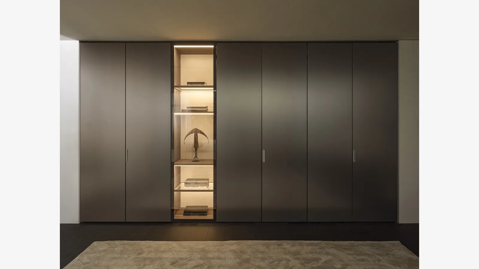 Armadio con ante battenti Gliss Master Linear Doors in vetro acidato di Molteni & C