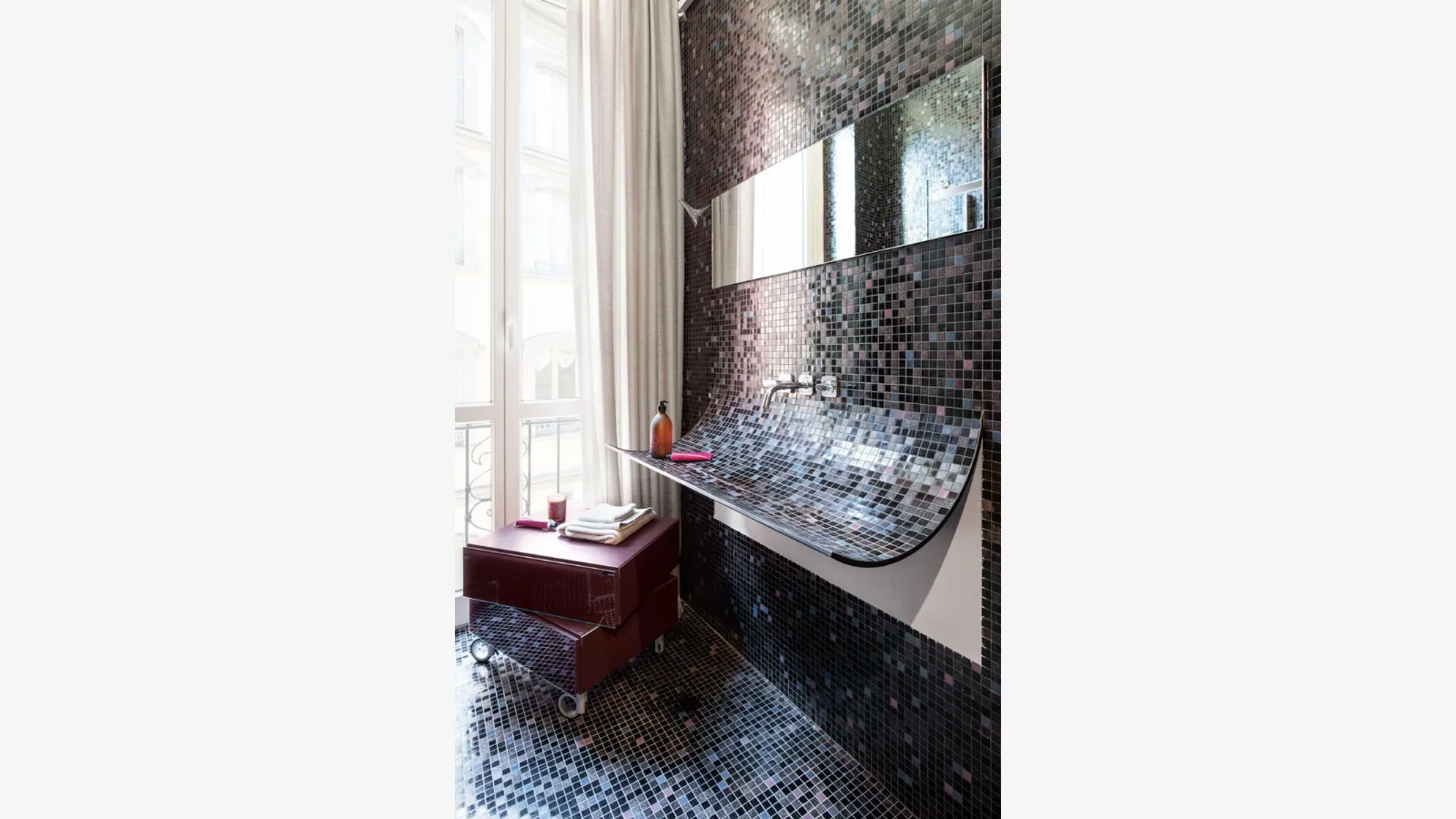 Lavabo Skin in acciaio rivestito con tessere di Mosaico di Lago