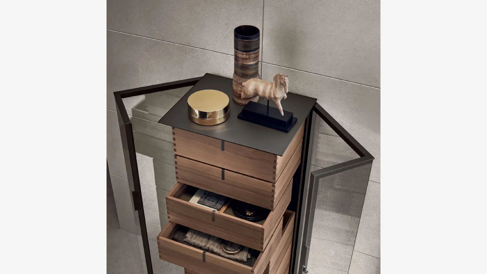 Cassettiera Ala in vetro e alluminio con cassetti in legno, top e schienale in bronzo opaco di Rimadesio