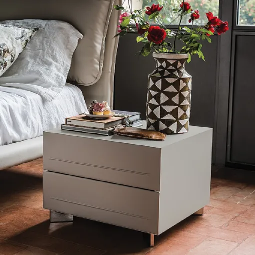 Comodino in legno con cassetti rivestiti in ecopelle Dyno di Cattelan Italia