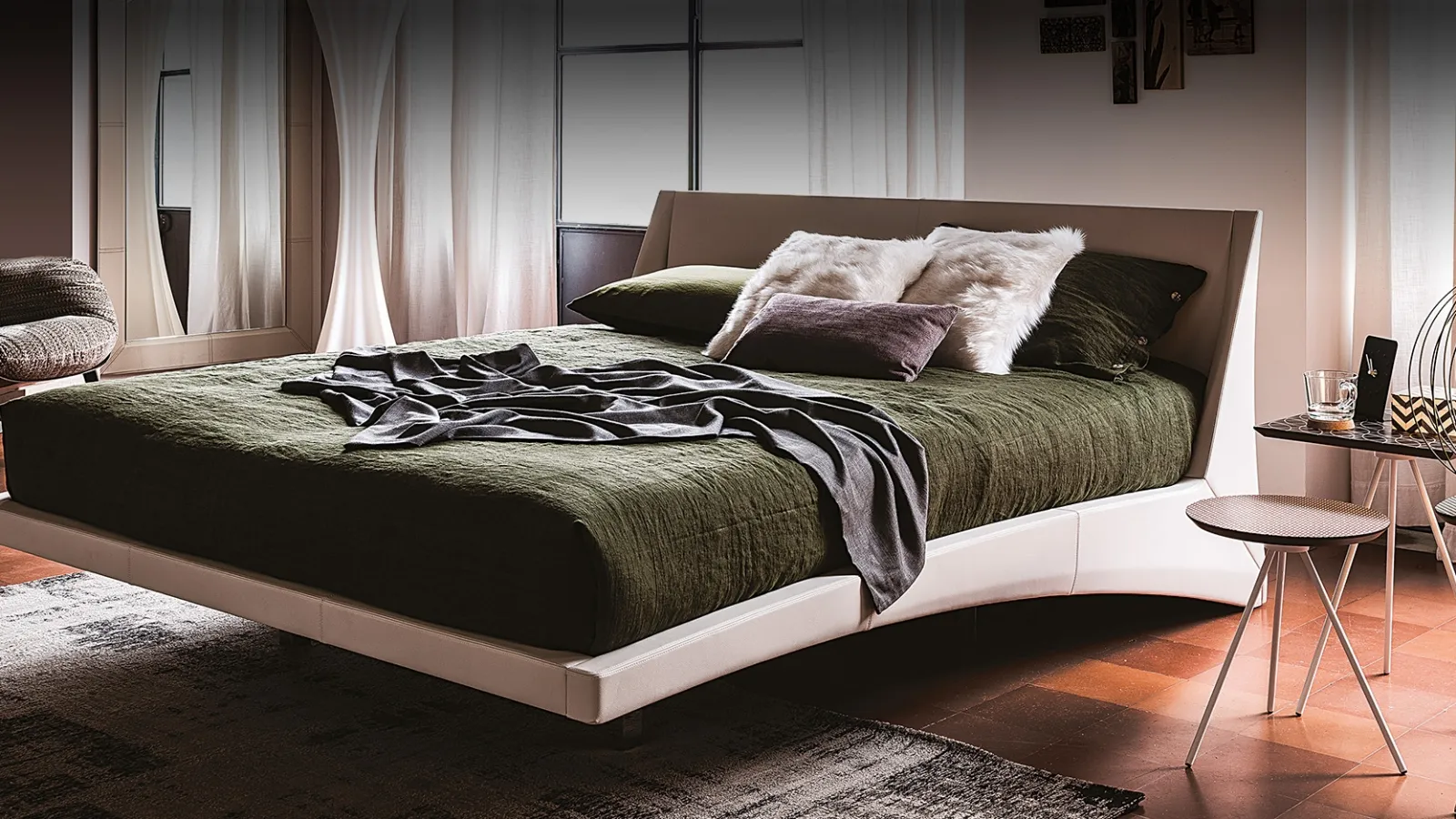 Letto di design in pelle chiara con testiera Dylan di Cattelan Italia