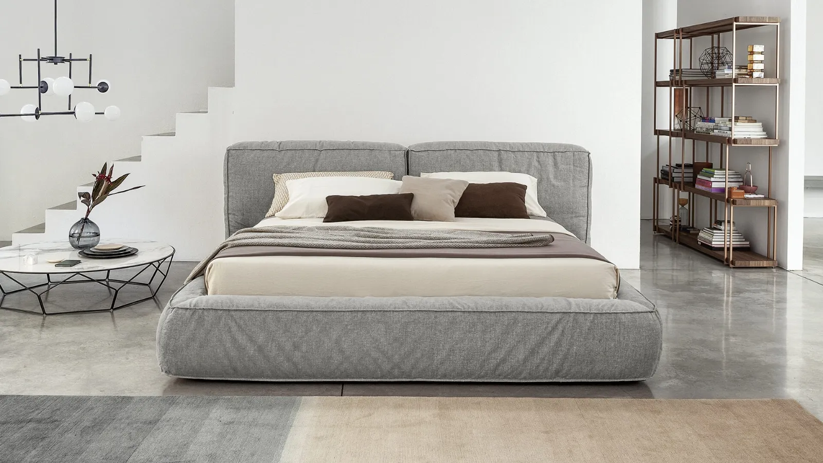 Letto in tessuto imbottito con box contenitore e testiera Fluff di Bonaldo