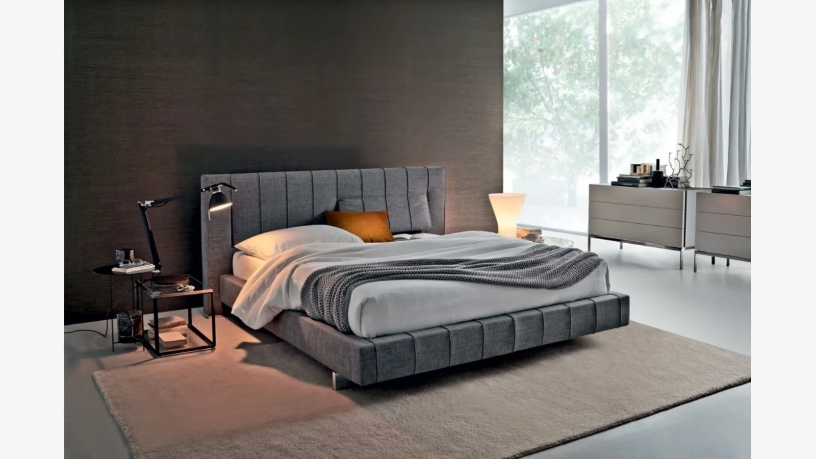 Letto in tessuto trapuntato con box contenitore High Wave di Molteni&C