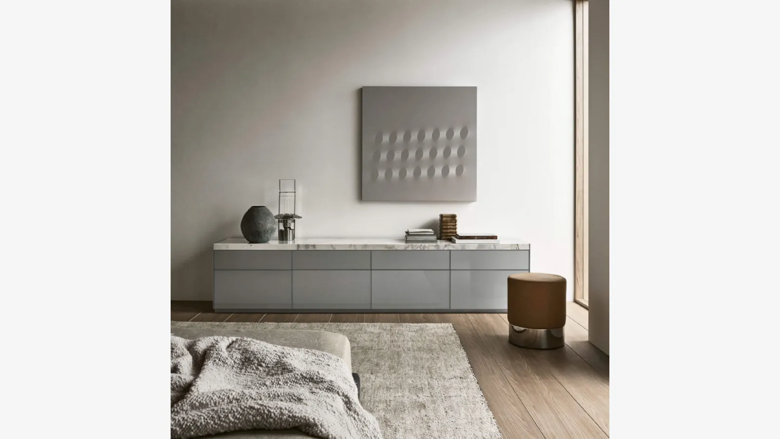 Madia Self Bold in vetro Platino lucido con top in marmo di Rimadesio