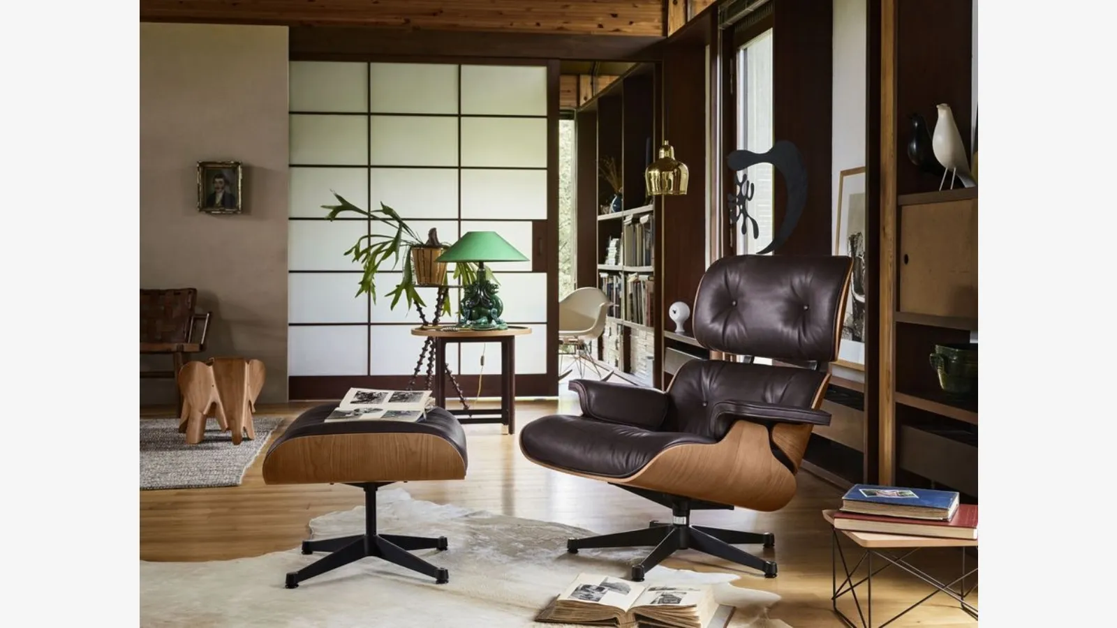 Poltrona in pelle con scocca in legno di ciliegio Lounge Chair & Ottoman di Vitra