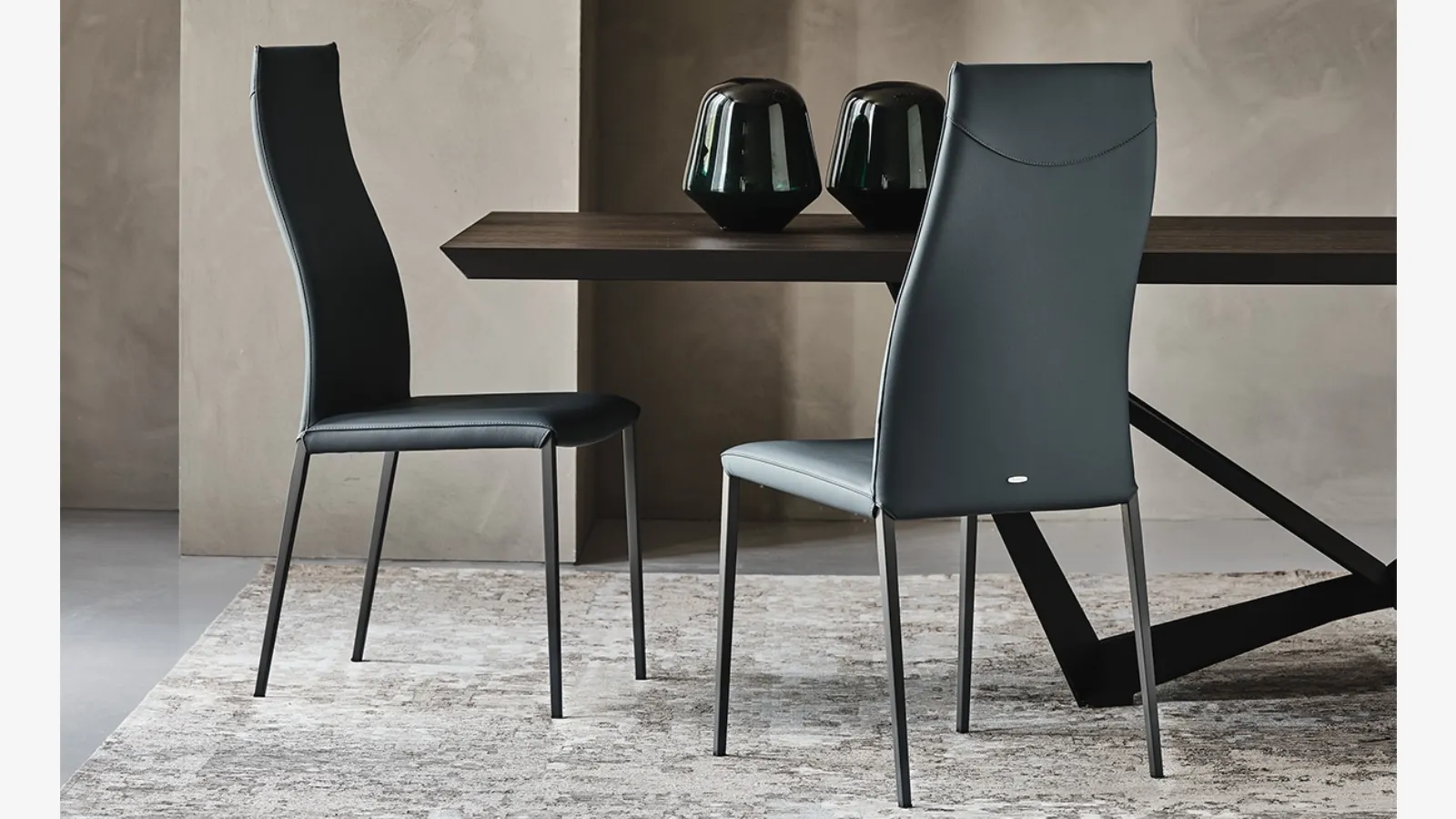 Sedia in pelle con schienale alto e struttura leggera in alluminio Norma ML di Cattelan Italia