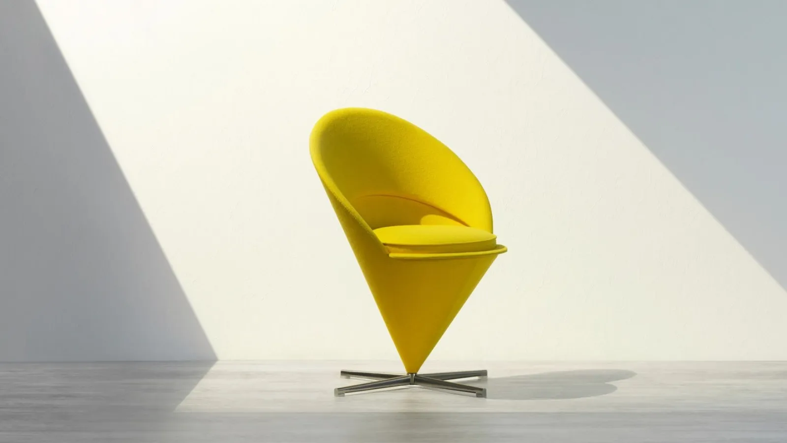 Sedia di design in tessuto imbottito Cone Chair di Vitra