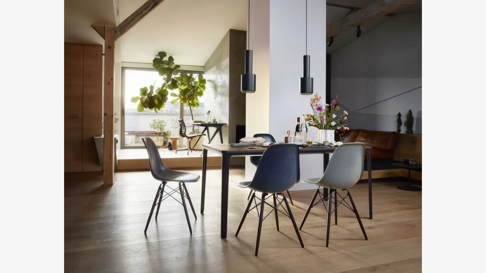 Sedia Eames Fiberglass Side Chair DSW in poliestere con gambe in legno di Vitra