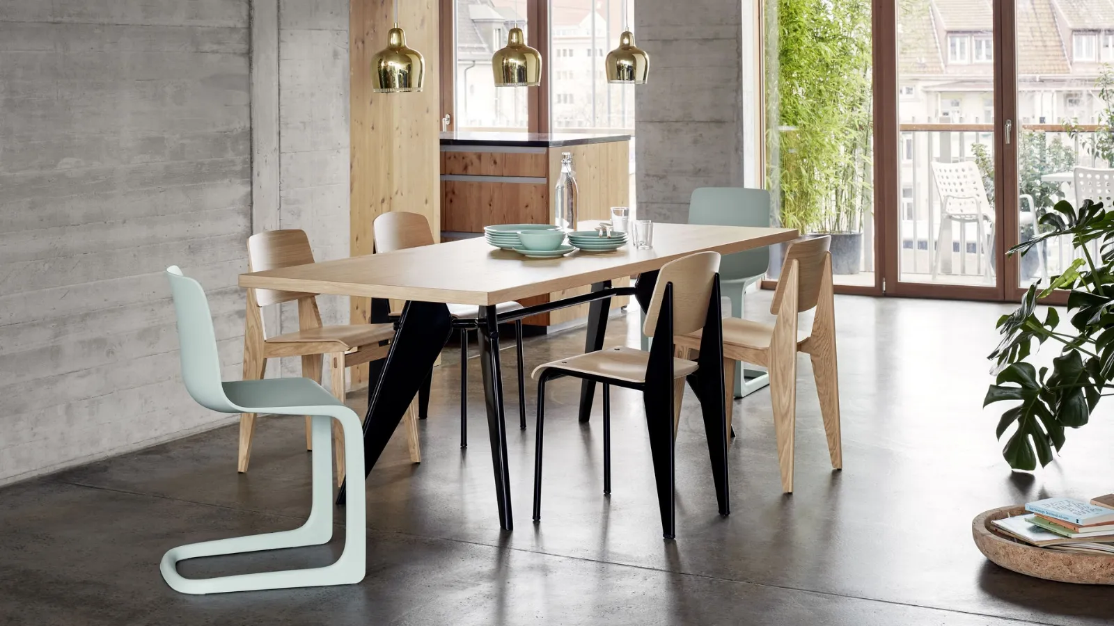 Tavolo EM Table in rovere di Vitra