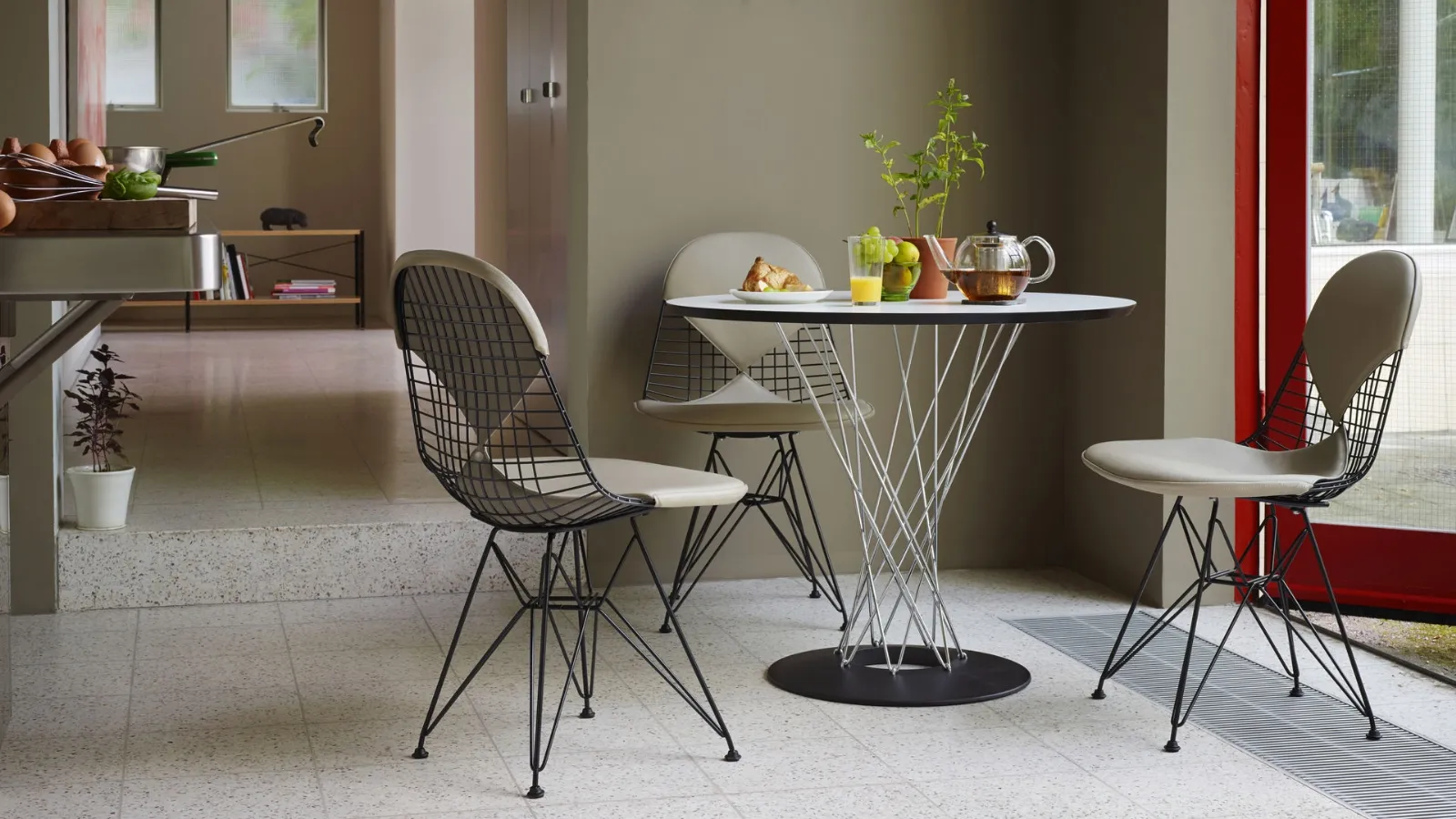 Tavolo rotondo Dining Table di Vitra