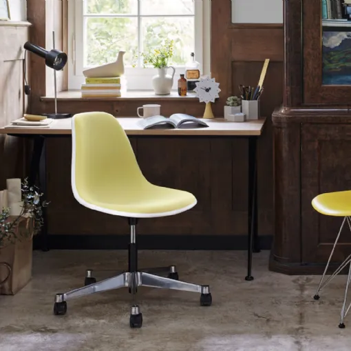 Sedia Operativa Eames Plastic Side Chair PSCC in polipropilene e tessuto di Vitra